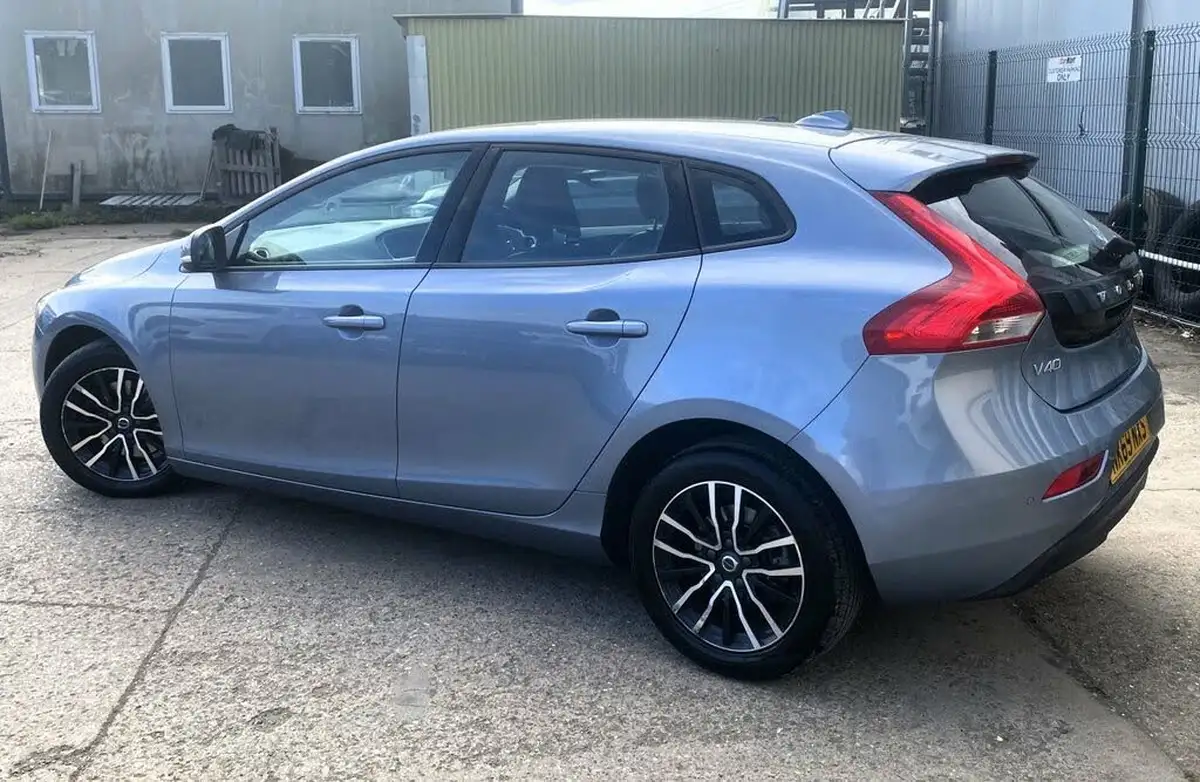 2019-volvo-v40-20-t2-momentum-edition-big-3