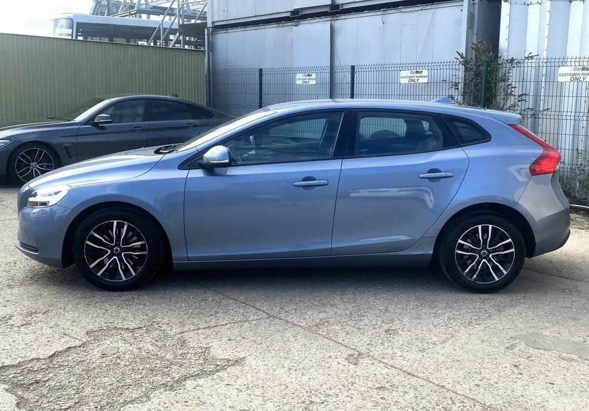 2019-volvo-v40-20-t2-momentum-edition-big-7