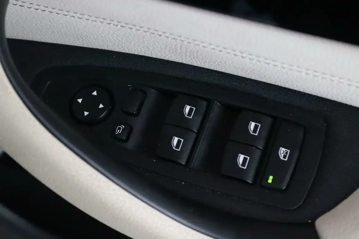 2019-bmw-x1-15-sdrive18i-xline-big-16