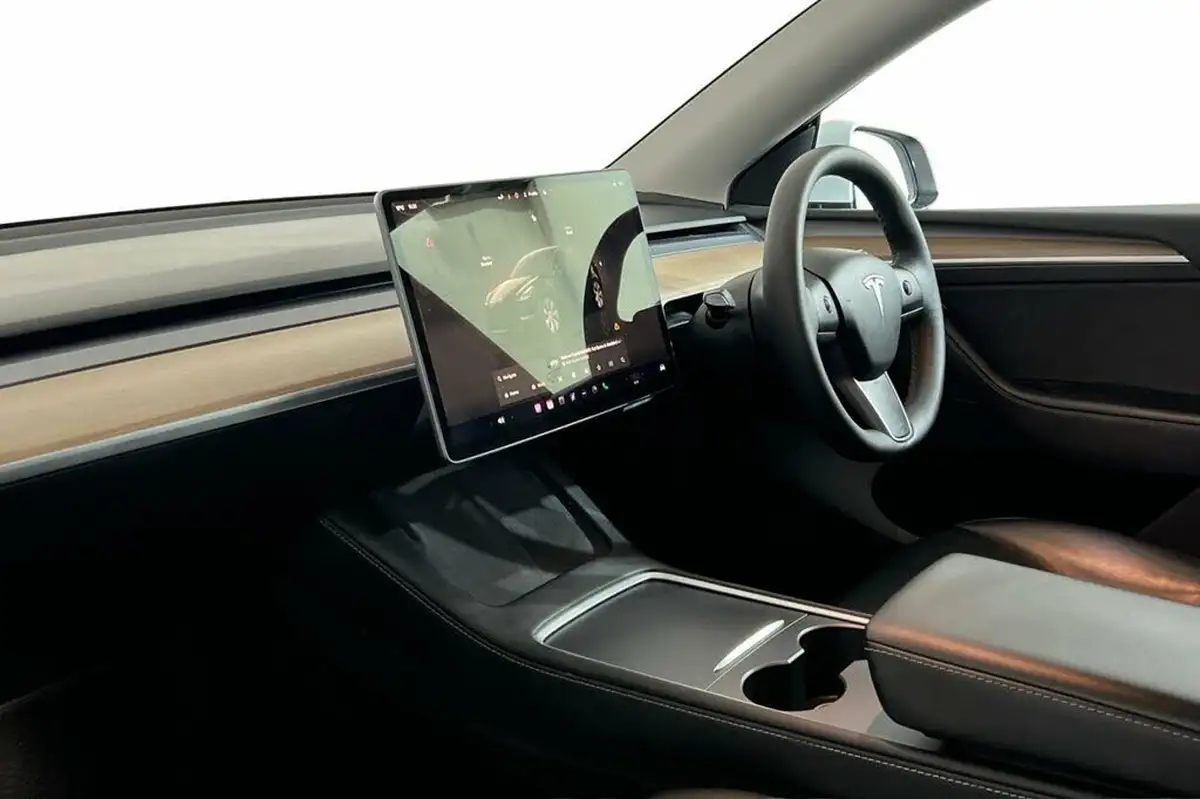 2022-tesla-model-y-e-long-range-big-8
