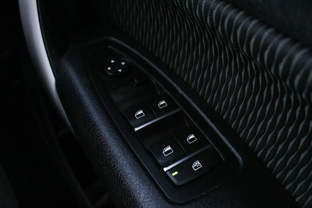 2019-bmw-1-series-15td-116d-se-business-ss-5d-big-39