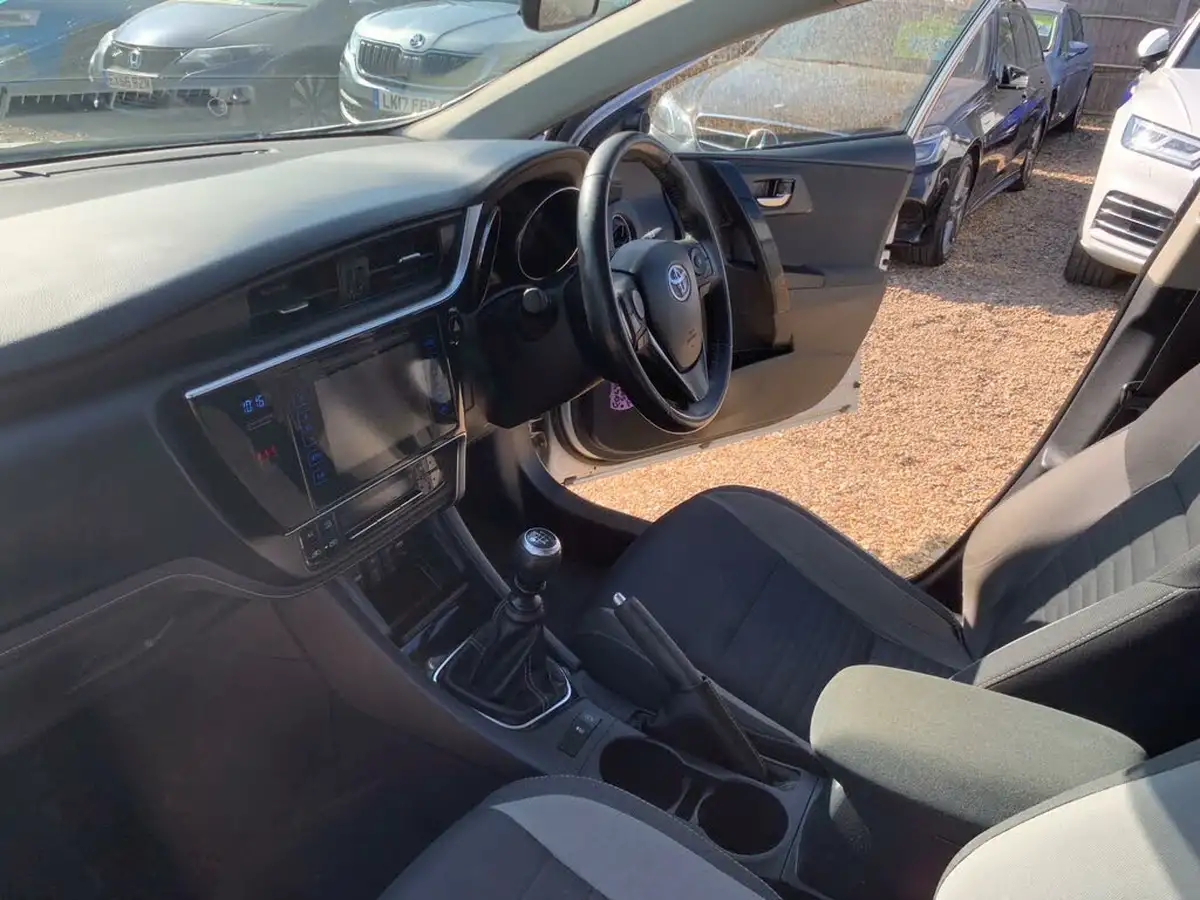 2016-toyota-auris-12-business-edition-hatchback-big-25