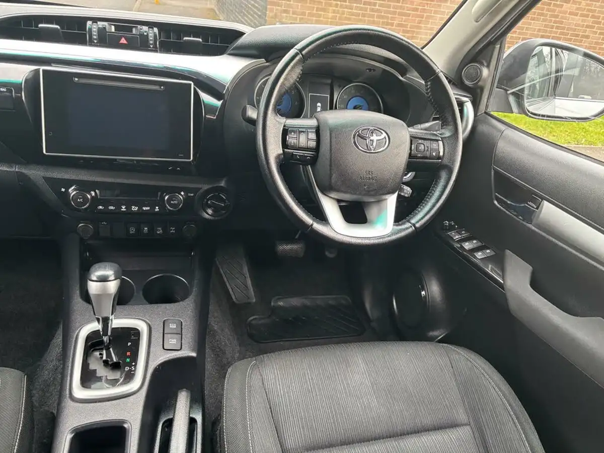 2019-toyota-hi-lux-24d-invincible-ss-auto-big-10