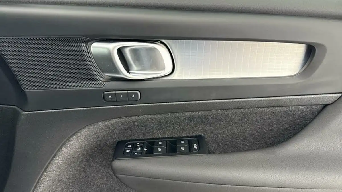 2024-volvo-xc40-20-b4-plus-big-18