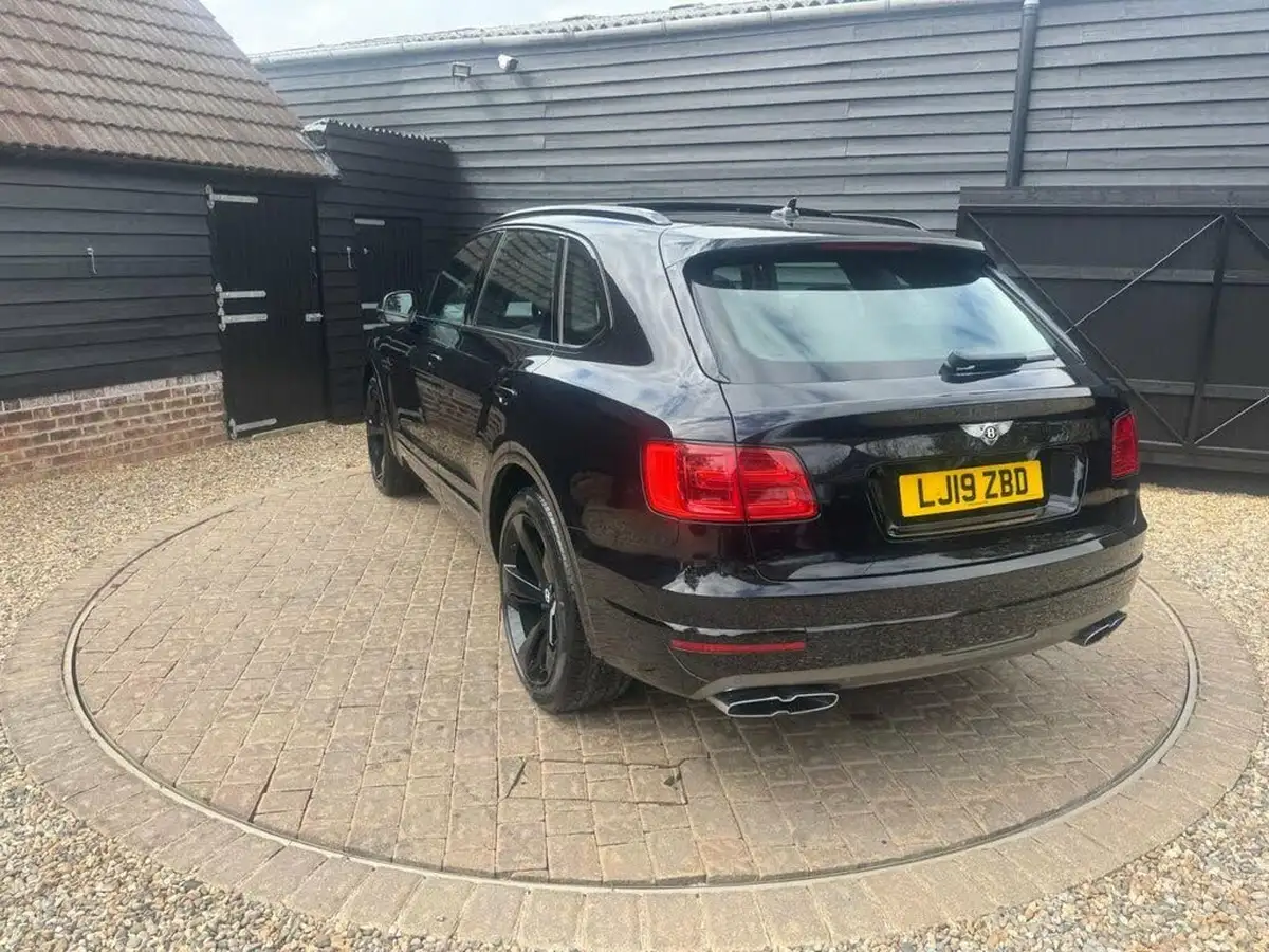 2019-bentley-bentayga-40-v8-big-39