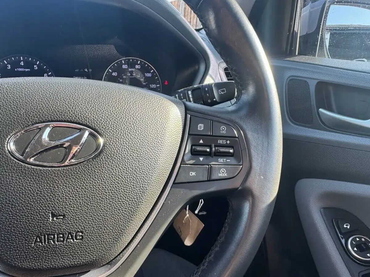 2016-hyundai-i20-14-premium-big-16