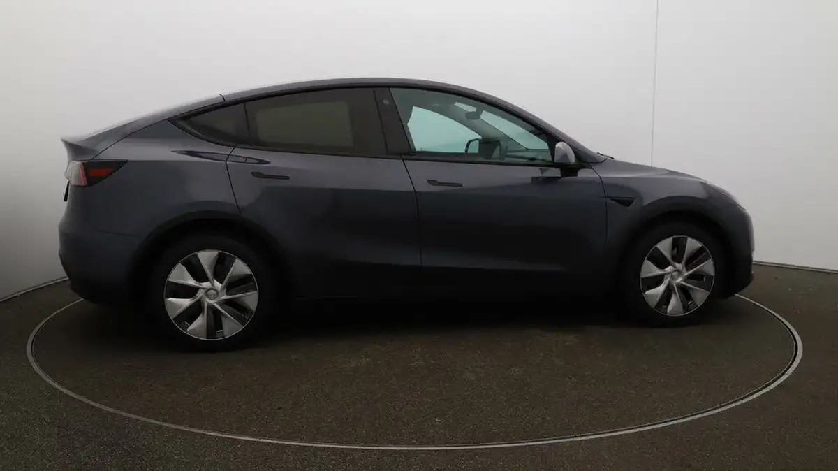 2022-tesla-model-y-e-long-range-big-8