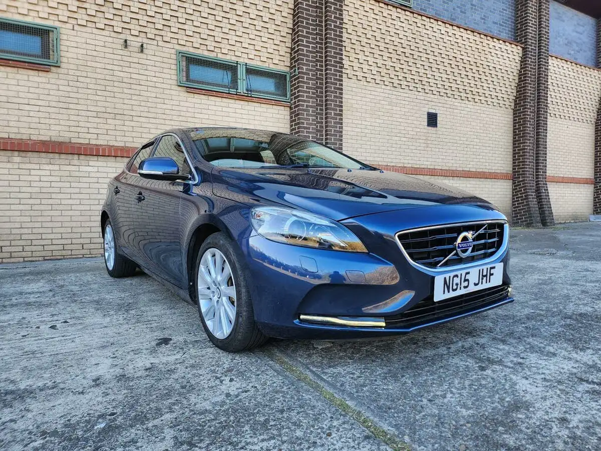 2015-volvo-v40-20td-d4-se-lux-big-0