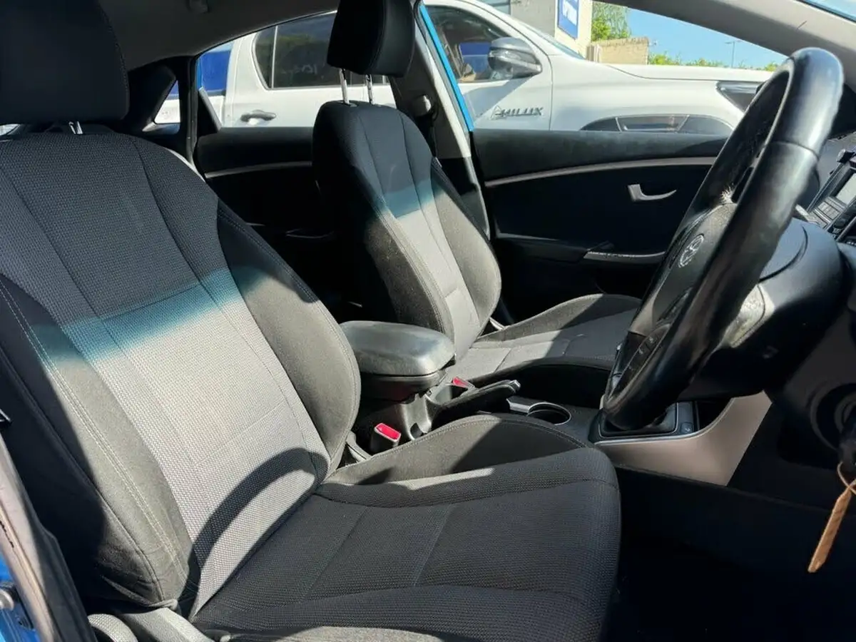 2017-hyundai-i30-16crdi-se-110ps-blue-drive-hatchback-big-2
