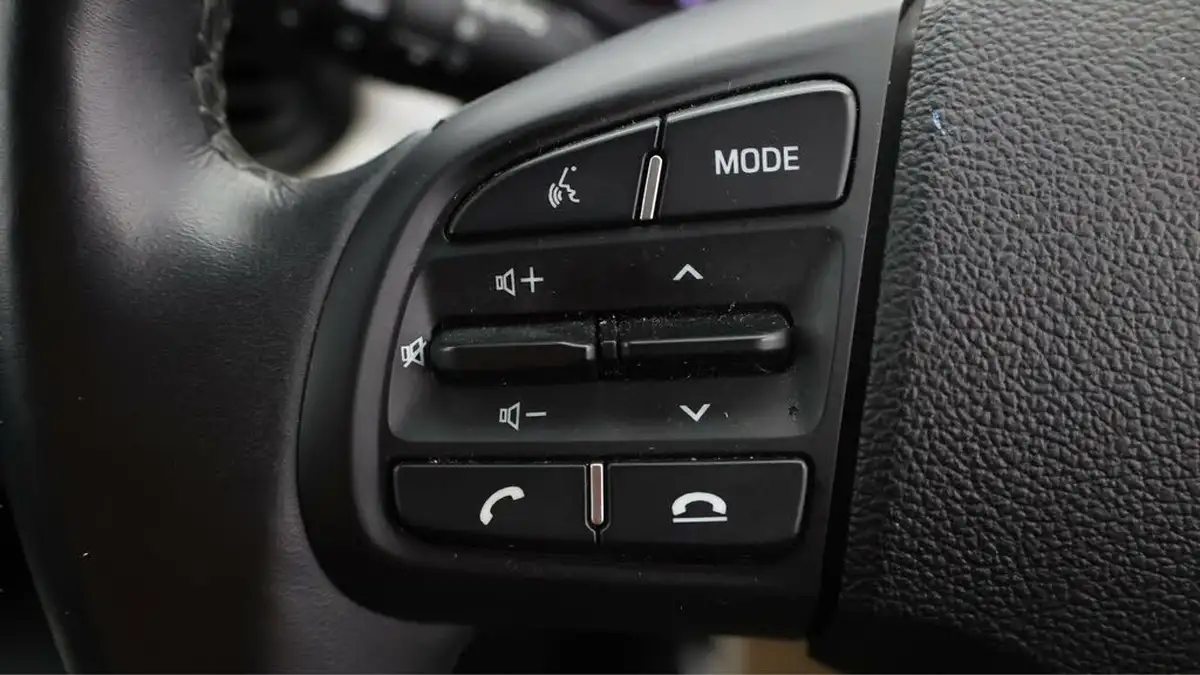2023-hyundai-i10-10-premium-big-22