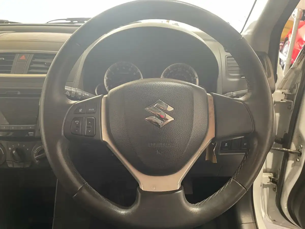 2012-suzuki-swift-12-attitude-3d-big-27