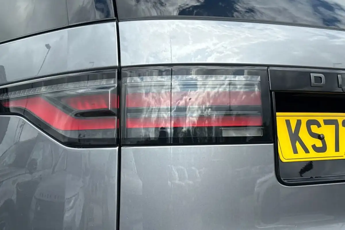 2023-land-rover-discovery-30-d300-dynamic-hse-big-19