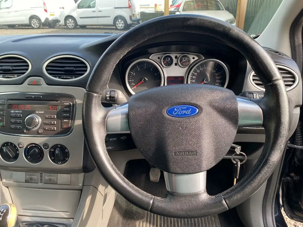 2010-ford-focus-16-zetec-hatchback-5d-big-34