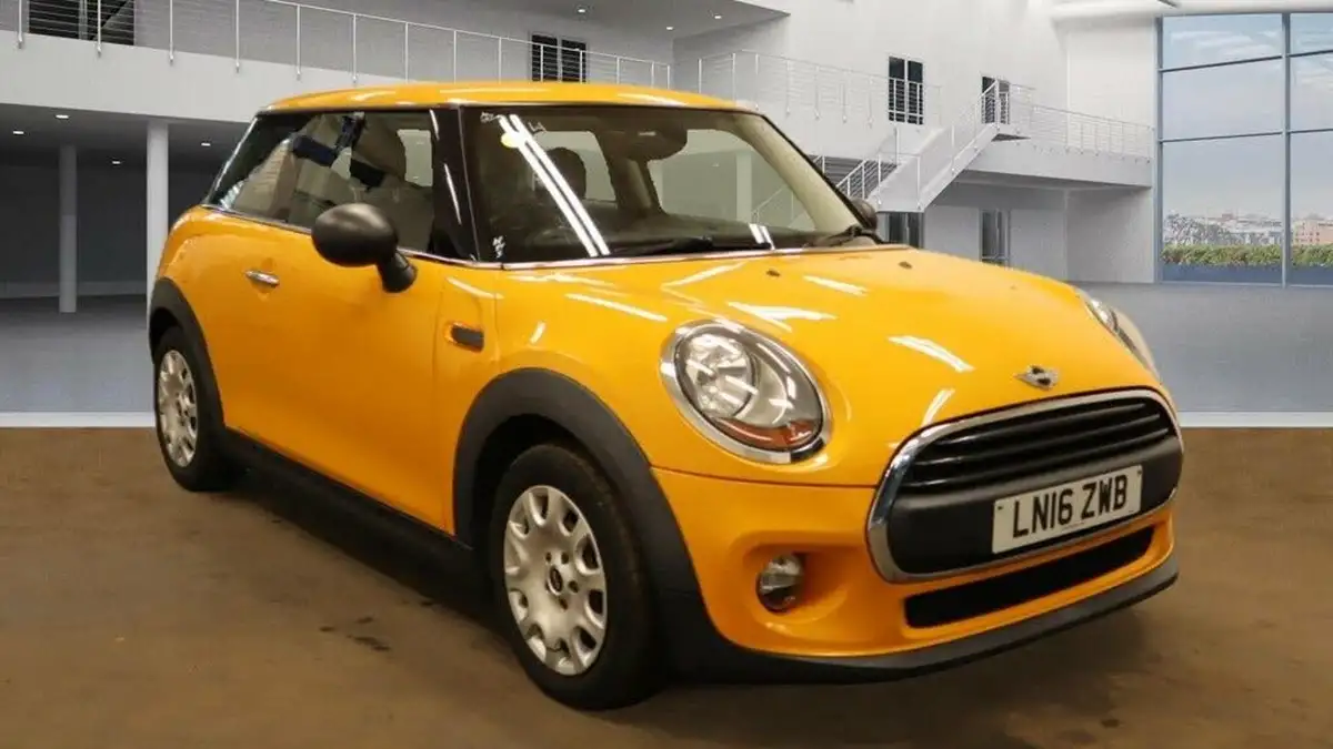 2016-mini-cooper-12-one-3d-auto-big-4