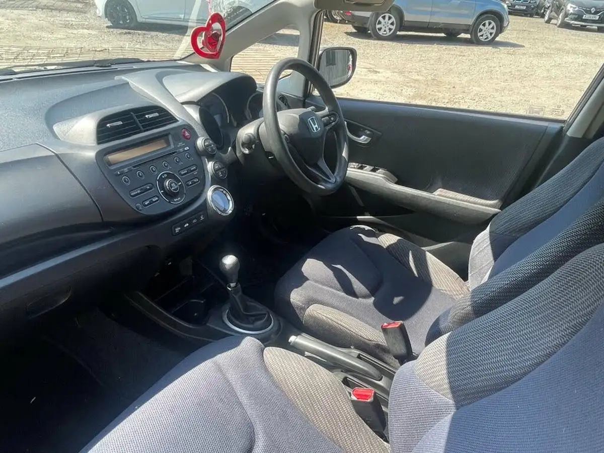 2011-honda-jazz-14-es-big-9