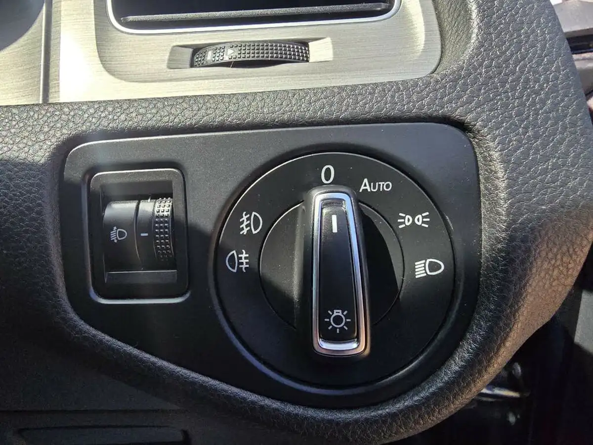 2016-volkswagen-golf-16tdi-match-105ps-bmt-ss-5d-big-27