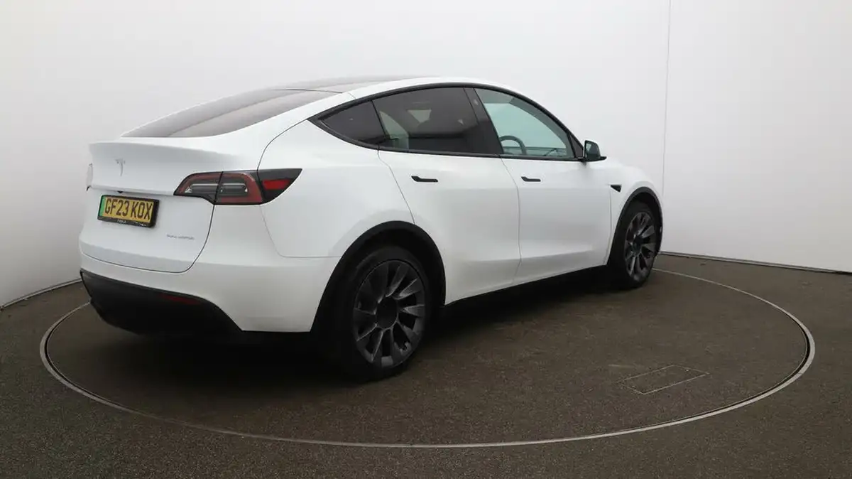 2023-tesla-model-y-e-long-range-big-51