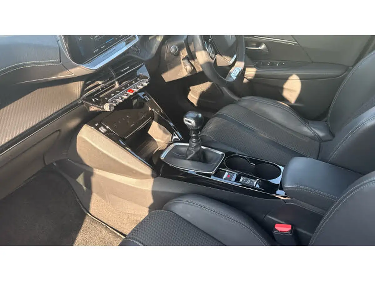2022-peugeot-2008-suv-12-puretech-gt-big-12