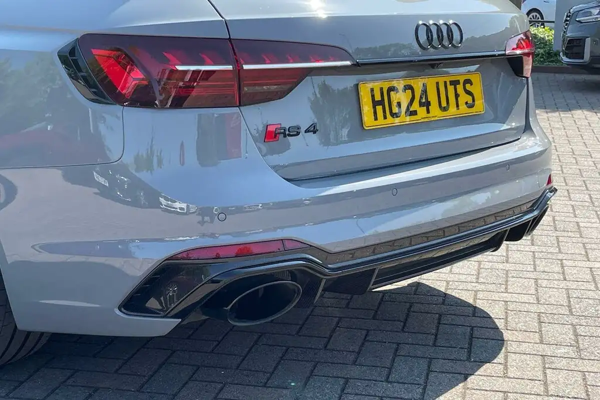 2024-audi-rs4-avant-29-tfsi-carbon-black-big-11