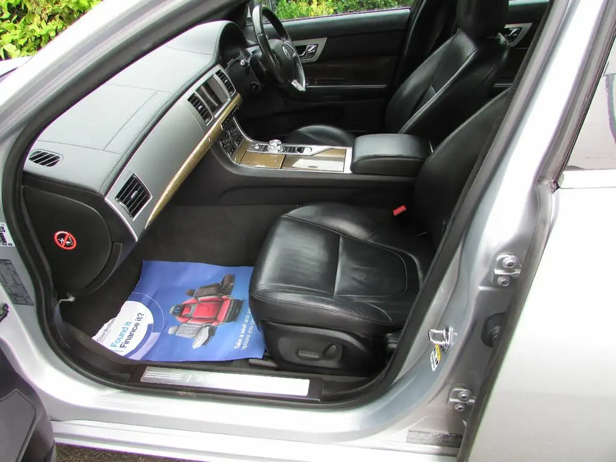 2013-jaguar-xf-22td-premium-luxury-200ps-ss-saloon-4d-auto-big-3