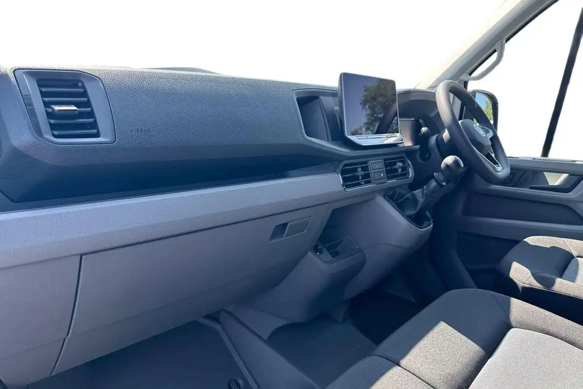 2024-volkswagen-crafter-20tdi-cr35-mwb-commerce-140pseu6d-panel-van-big-8