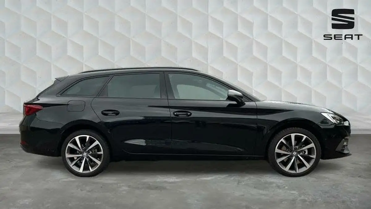 2024-seat-leon-14-e-hybrid-fr-sport-estate-big-3