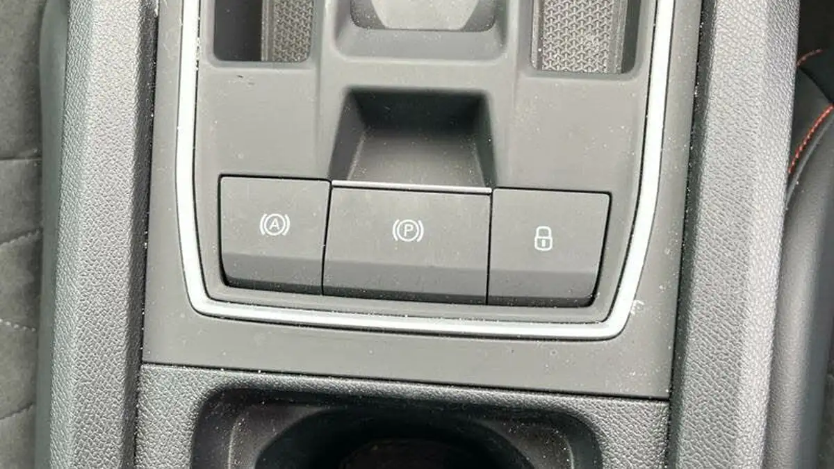 2024-seat-leon-14-e-hybrid-fr-sport-estate-big-31