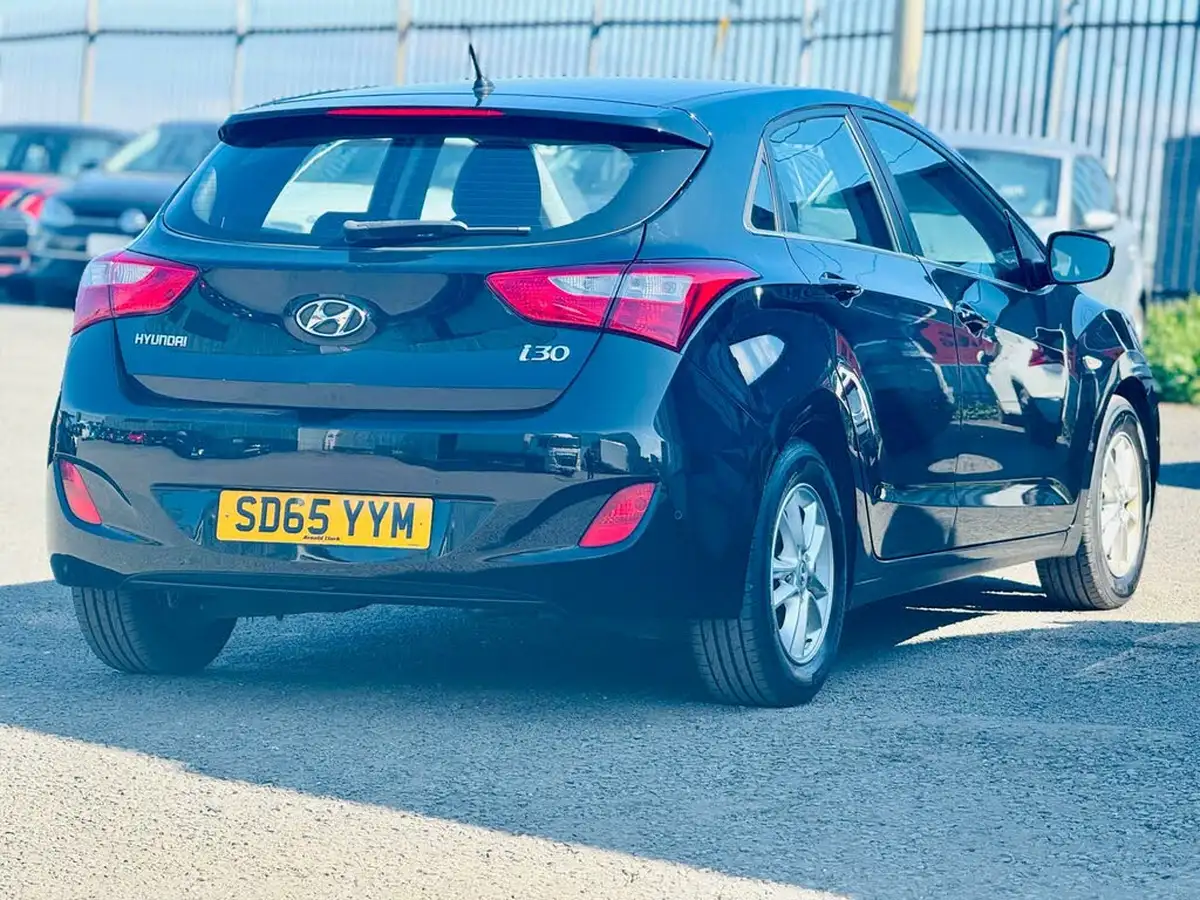 2015-hyundai-i30-16crdi-se-110ps-hatchback-big-13