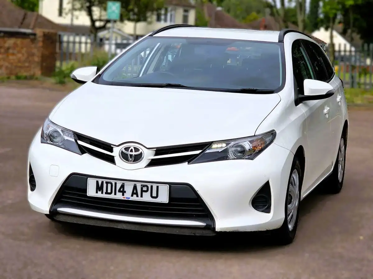 2014-toyota-auris-14td-active-touring-sports-big-7