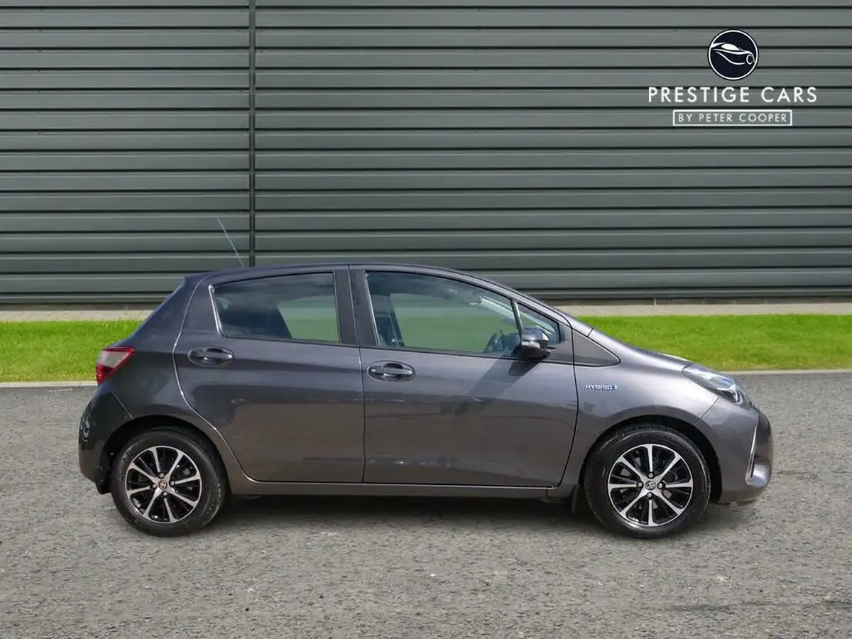 2019-toyota-yaris-15-vvt-i-icon-tech-98bhp-hybrid-1497cc-e-cvt-big-3