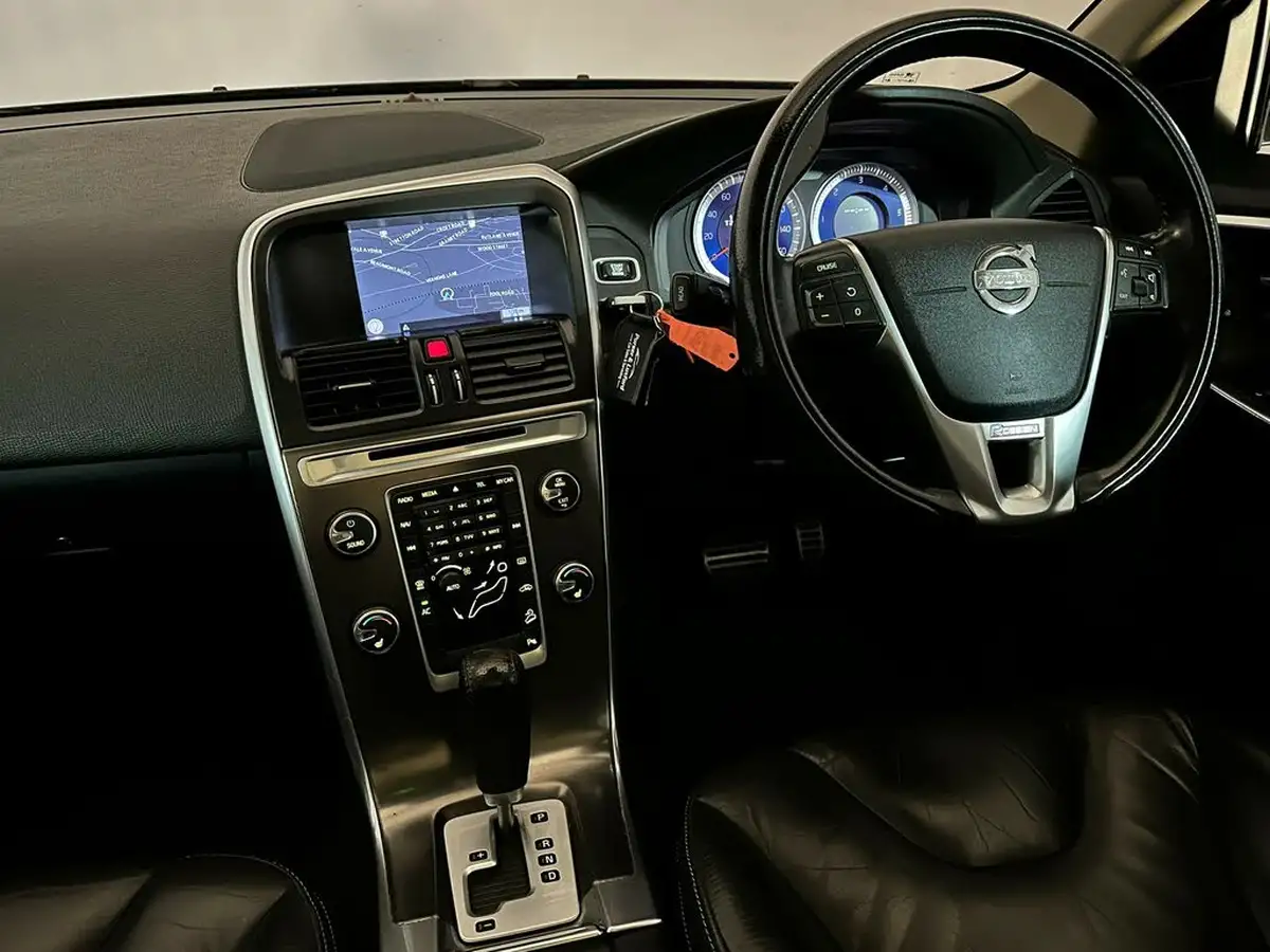 2012-volvo-xc60-24td-d5-r-design-215bhp-geartronic-big-11