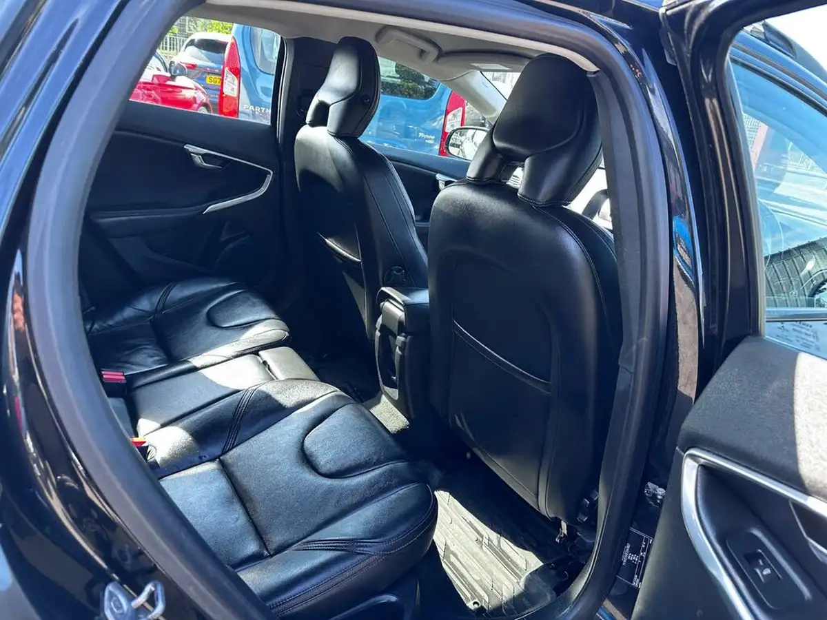 2014-volvo-v40-20td-d3-cross-country-lux-geartronic-big-15