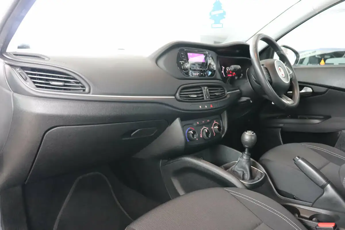 2016-fiat-tipo-14-easy-hatchback-big-3