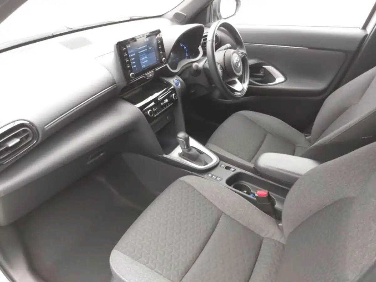 2021-toyota-yaris-15-vvt-i-design-panoramic-roof-big-4
