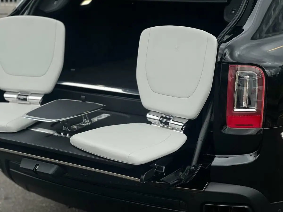 2020-rolls-royce-cullinan-675-black-badge-big-42