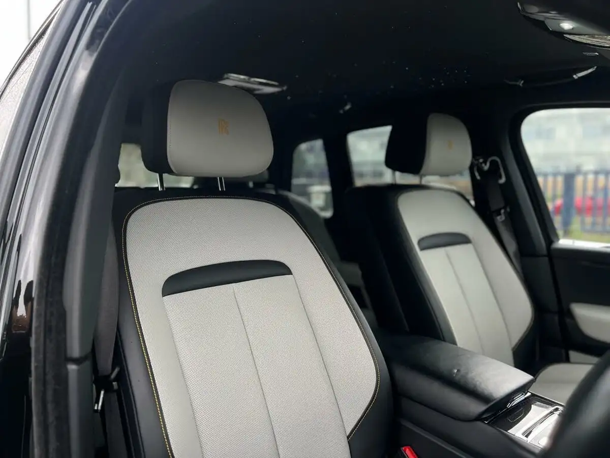 2020-rolls-royce-cullinan-675-black-badge-big-18