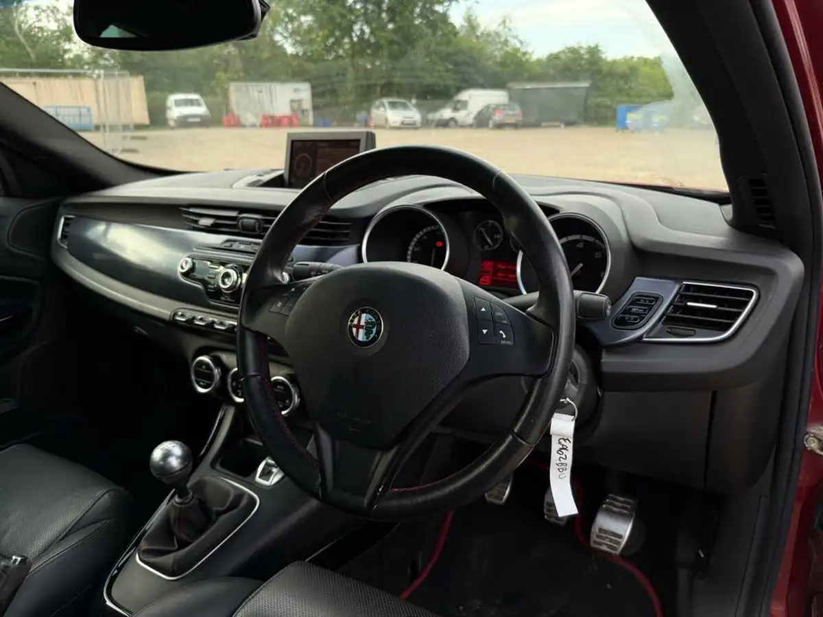 2012-alfa-romeo-giulietta-20td-sportiva-170bhp-big-12