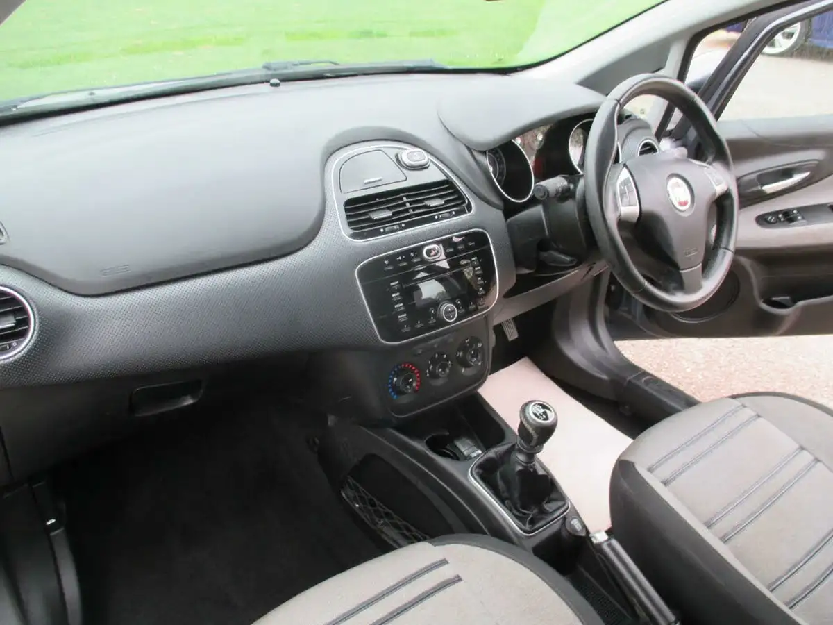2010-fiat-punto-evo-14-dynamic-8v-ss-5d-big-15