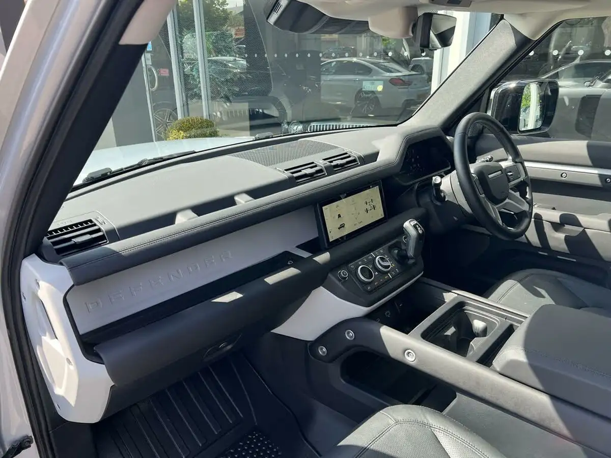 2024-land-rover-110-defender-30-d250-xs-edition-big-10