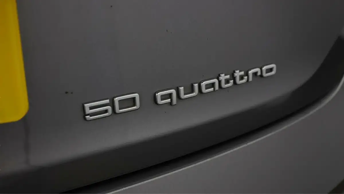 2021-audi-e-tron-50e-technik-station-wagon-big-19