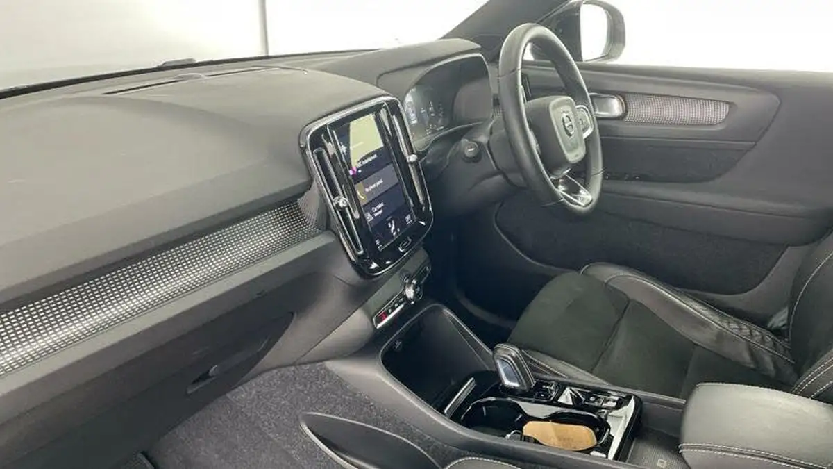 2022-volvo-xc40-15-t4-r-design-big-1