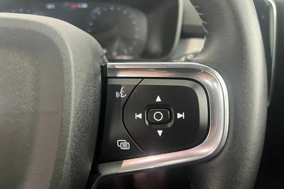 2021-volvo-xc40-20-b4-momentum-197bhp-awd-geartronic-big-11