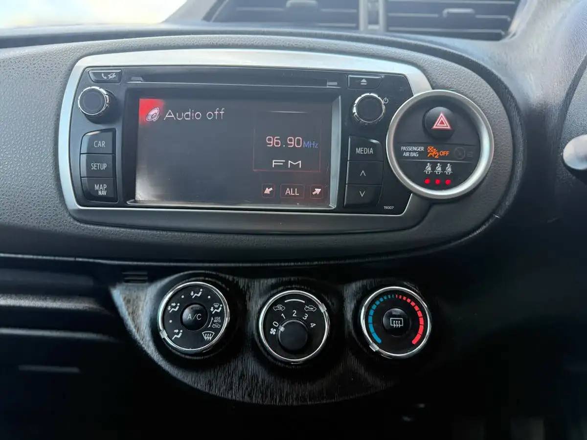 2012-toyota-yaris-133-tr-vvt-i-5d-big-28