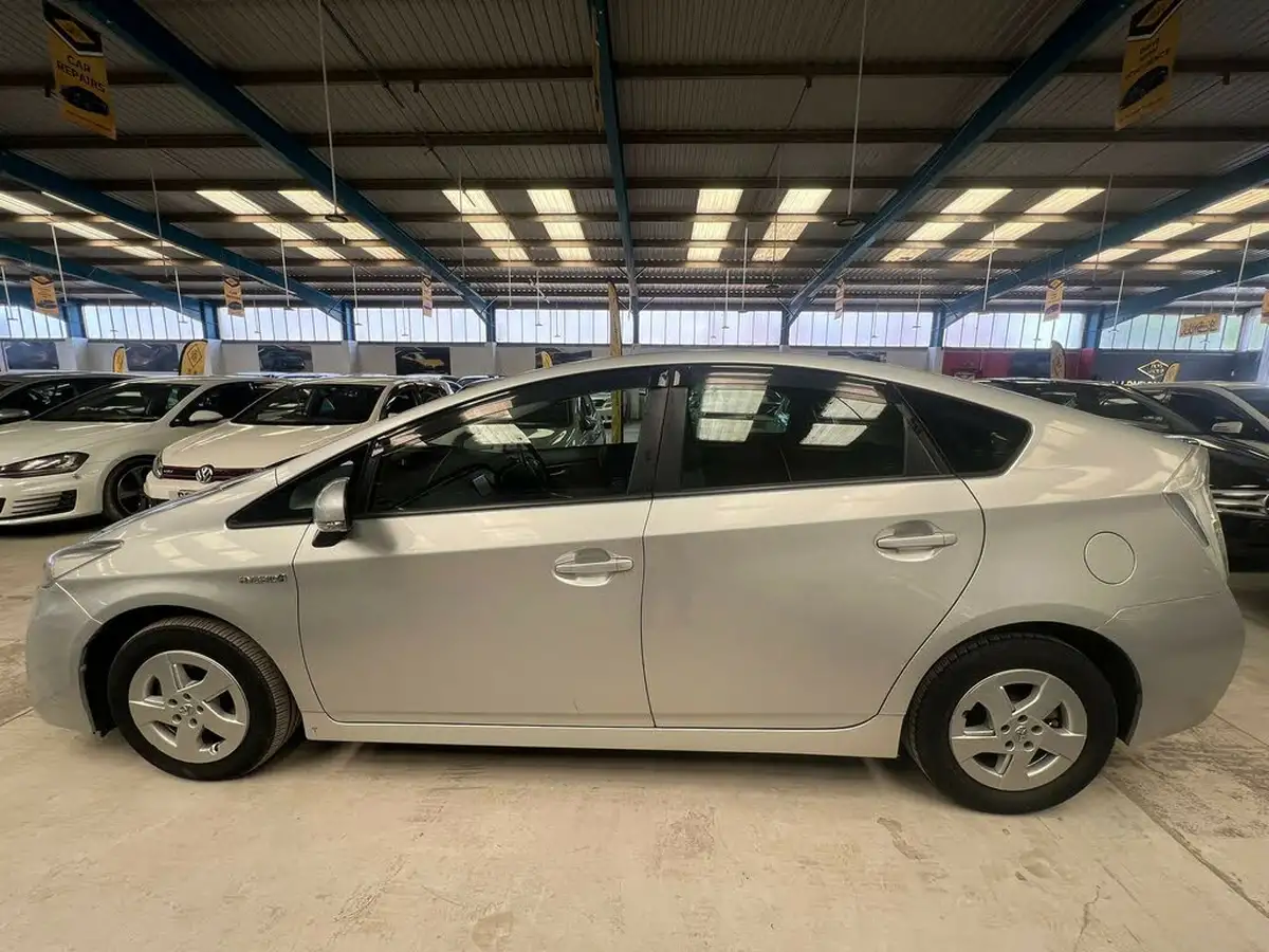 2010-toyota-prius-big-25