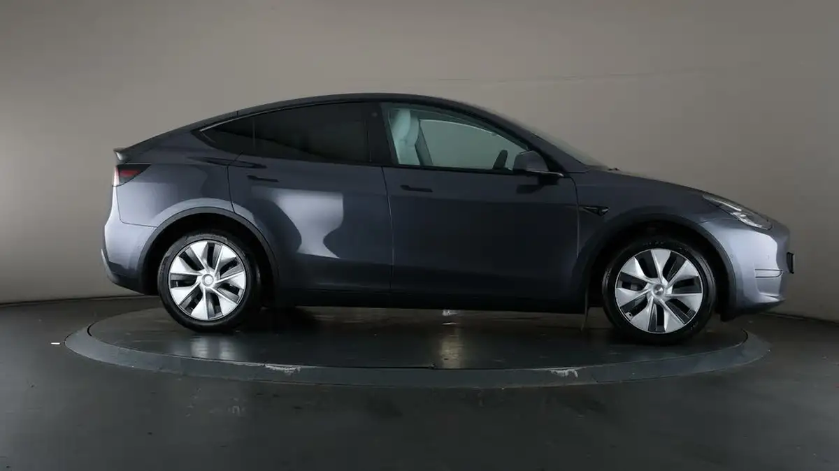 2022-tesla-model-y-e-long-range-big-52