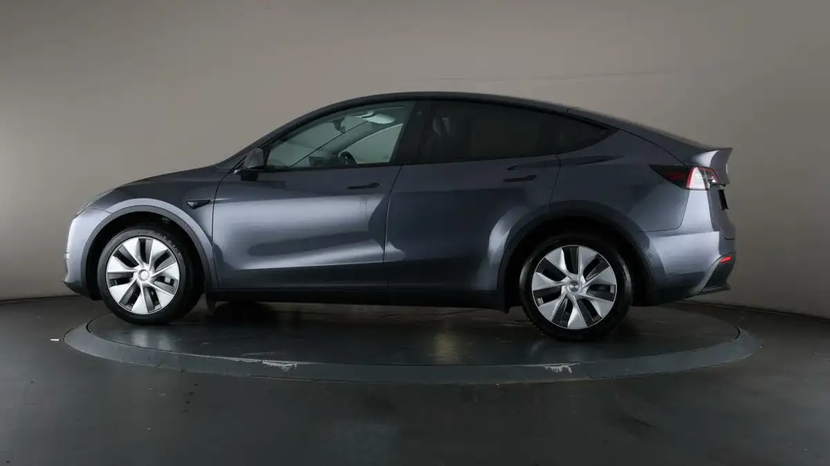2022-tesla-model-y-e-long-range-big-28