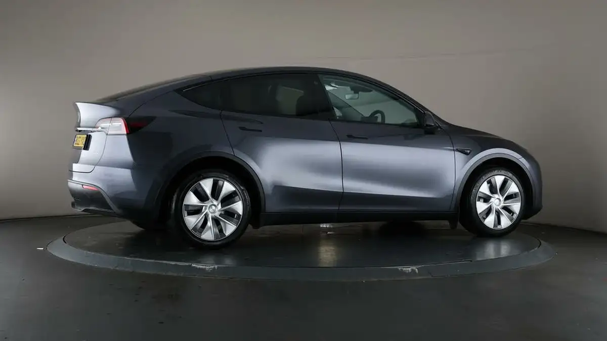 2022-tesla-model-y-e-long-range-big-56