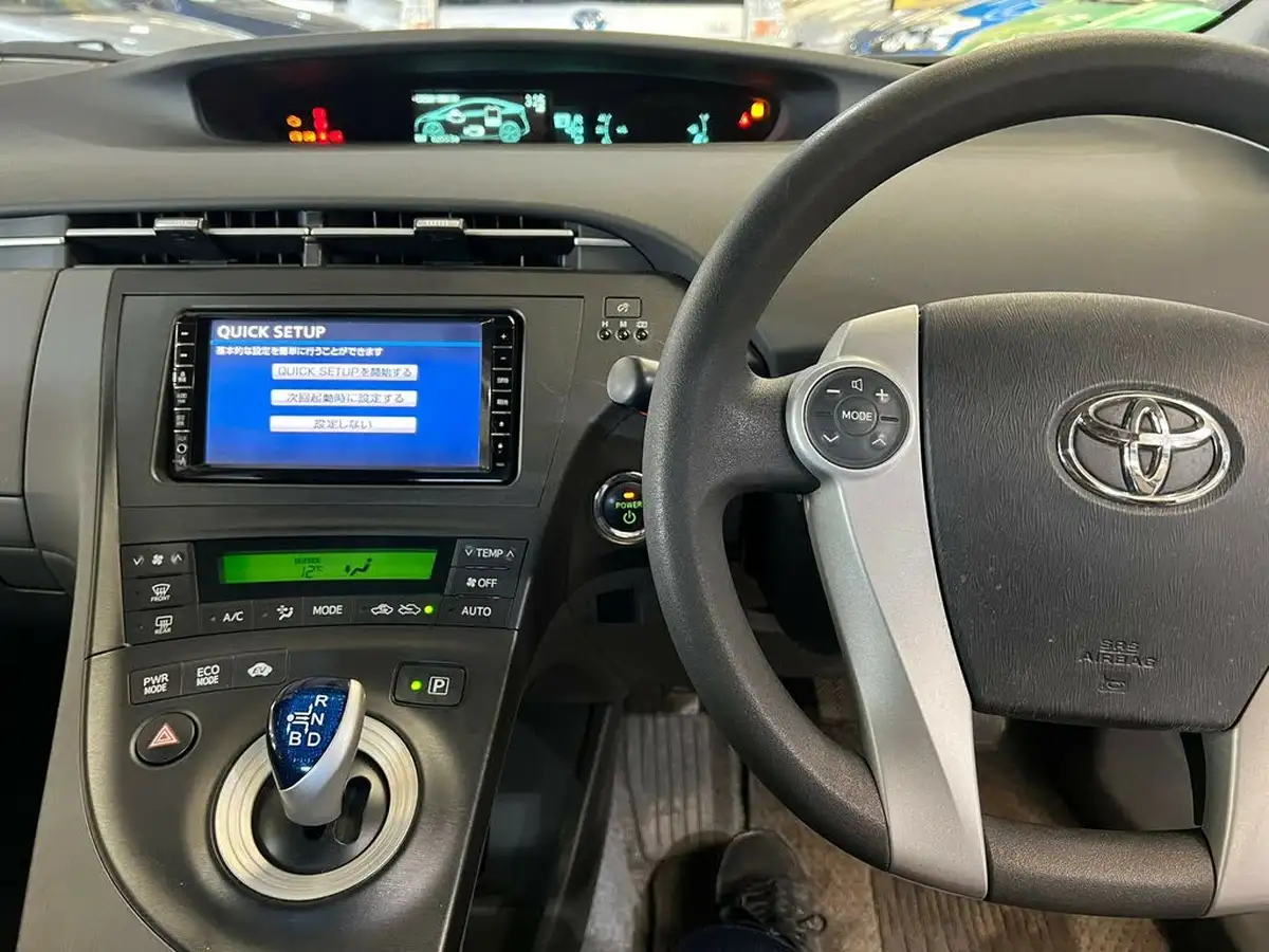 2010-toyota-prius-big-7