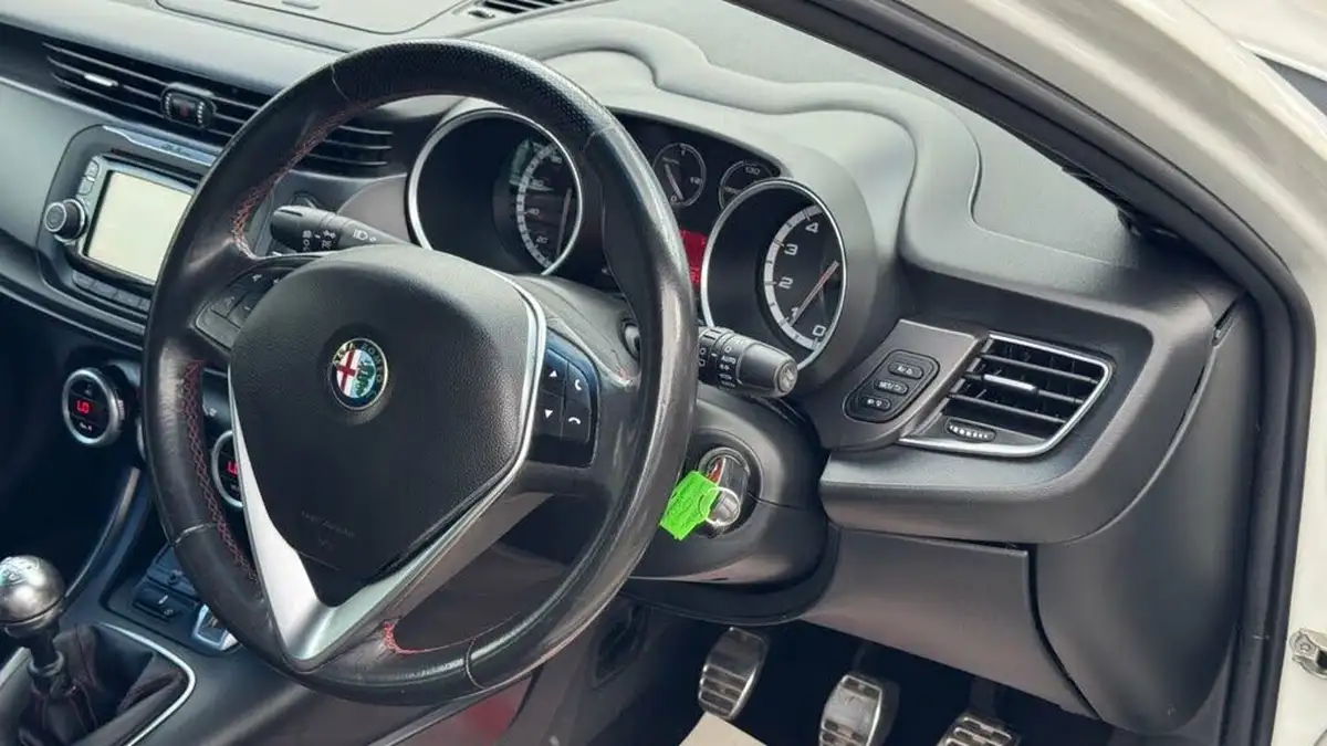 2014-alfa-romeo-giulietta-14-exclusive-big-30