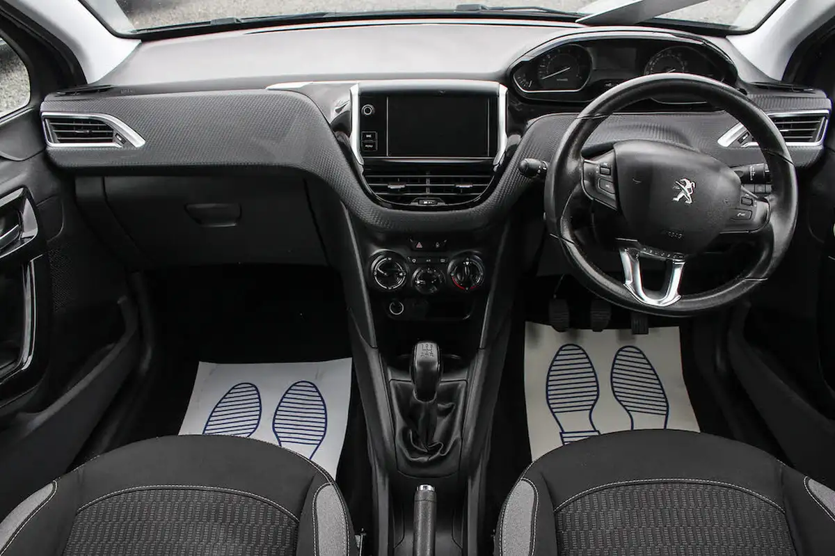 2016-peugeot-208-12-puretech-active-82bhp-5d-big-22